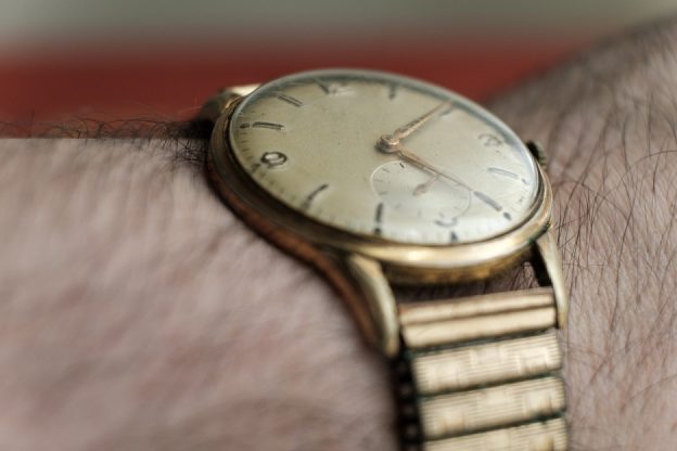 Sat nije samo funkcionalni dodatak, već i modni detalj koji može upotpuniti vaš stil i izraziti vašu ličnost. Prava kombinacija sata i narukvice može poboljšati njegov izgled, učiniti ga udobnijim za nošenje i prilagoditi ga različitim prilikama. Izbor odgovarajuće narukvice zavisi od materijala, stila, funkcionalnosti i ličnih preferencija, pa je važno znati koje opcije postoje i kako doneti najbolju odluku. Vrste narukvica za sat prema materijalu Materijal od kojeg je napravljena narukvica za sat igra ključnu ulogu u njenoj udobnosti, izdržljivosti i estetici. Postoji nekoliko popularnih opcija, a svaka ima svoje prednosti i mane. 1. Kožne narukvice Kožne narukvice su sinonim za eleganciju i klasičan izgled. One su odličan izbor za poslovne i formalne prilike, jer daju sofisticiran ton svakom satu. Prednosti: ● Prijatne su za nošenje i prilagođavaju se obliku zgloba. ● Dolaze u različitim bojama i teksturama, uključujući glatku i reljefnu kožu. ● Lako se kombinuju sa klasičnim i modernim satovima. Nedostaci: ● Nisu otporne na vodu i vlagu, što znači da ih treba izbegavati u sportskim i ekstremnim uslovima. ● Vremenom mogu izgubiti fleksibilnost i popucati. 2. Metalne narukvice Narukvice od nerđajućeg čelika, titana ili plemenitih metala poput zlata i srebra, čine satove luksuznijim i otpornijim. Prednosti: ● Veoma su izdržljive i dugotrajne. ● Pogodne su za svakodnevno nošenje i formalne prilike. ● Ne upijaju znoj i vlagu, što ih čini lakim za održavanje. Nedostaci: ● Mogu biti teže od drugih materijala, što nekima može smetati. ● Narukvica može zahtevati prilagođavanje dužine uklanjanjem ili dodavanjem karika. 3. Silikonske i gumene narukvice Ove narukvice su popularne među sportistima i aktivnim osobama jer nude visoku fleksibilnost i otpornost na vodu. Prednosti: ● Lagane su i udobne za nošenje. ● Otporne na vodu i znoj, idealne za sport i rekreaciju. ● Dolaze u različitim bojama i dizajnima, što omogućava personalizaciju. Nedostaci: ● Mogu izgledati manje elegantno u formalnim situacijama. ● Vremenom mogu izgubiti elastičnost ili postati lepljive. 4. Tkanine i NATO narukvice Narukvice od najlona, platna ili drugih tkanina nude ležeran i mladalački izgled, a NATO narukvice su posebno popularne zbog svoje izdržljivosti i praktičnosti. Prednosti: ● Lako se menjaju i prilagođavaju različitim stilovima. ● Lako se peru i održavaju. ● Odlične za letnje mesece jer su prozračne i lagane. Nedostaci: ● Manje formalne od metalnih ili kožnih narukvica. ● Mogu se brže pohabati u odnosu na druge materijale. Kako odabrati odgovarajuću narukvicu za sat? Prilikom odabira idealne narukvice, važno je uzeti u obzir nekoliko faktora kako biste osigurali da se savršeno uklapa sa vašim stilom i potrebama. 1. Veličina i kompatibilnost Pre nego što kupite novu narukvicu, obavezno proverite širinu lugova (priključaka na kućištu sata). Standardne širine su obično 18 mm, 20 mm, 22 mm i 24 mm, ali je najbolje izmeriti pre kupovine kako biste bili sigurni da će odgovarati. 2. Stil i prilika Ako nosite sat svakodnevno na poslu ili na svečanim događajima, kožna ili metalna narukvica je najbolji izbor. S druge strane, ako se bavite sportom ili često boravite na otvorenom, silikonske i NATO narukvice su praktičnije. 3. Boja i dizajn Boja narukvice treba da se slaže sa kućištem sata i vašim celokupnim stilom. Klasične boje poput crne, smeđe, srebrne i zlatne su univerzalne i lako se kombinuju, dok svetlije i upadljive boje mogu dodati dozu personalizacije. 4. Udobnost i funkcionalnost Materijal narukvice igra ključnu ulogu u udobnosti. Koža i silikon su prijatniji na koži, dok metalne narukvice mogu biti teže, ali izdržljivije. Takođe, ako imate osetljivu kožu, obratite pažnju na hipoalergene materijale poput titanijuma ili kvalitetne kože bez hemijskih tretmana. 5. Lakoća zamene i održavanje Neki satovi imaju sistem brzog otpuštanja narukvice, što omogućava lako menjanje bez alata. Ovo je korisno ako često menjate stilove i prilike za nošenje. Takođe, metalne narukvice zahtevaju manje održavanja, dok kožne i tkaninske varijante zahtevaju češće čišćenje i negu. Kako održavati narukvicu za sat? Da bi vaša narukvica za sat trajala što duže i zadržala lep izgled, potrebno je redovno održavanje: ● Kožne narukvice – Izbegavajte kontakt sa vodom i vlagom, redovno ih čistite suvom krpom i koristite balzame za kožu kako biste sprečili isušivanje. ● Metalne narukvice – Perite ih mlakom vodom i blagim sapunom, a zatim ih osušite mekanom krpom. Povremeno koristite četkicu za uklanjanje prljavštine između karika. ● Silikonske narukvice – Operite ih sapunicom nakon intenzivnog znojenja ili kontakta sa prljavštinom. ● Tkaninske narukvice – NATO i najlonske narukvice se mogu prati blagim deterdžentom i ostaviti da se osuše na vazduhu. Zaključak Odabir idealne narukvice za sat zavisi od vašeg stila, udobnosti, prilike i načina korišćenja. Kožne i metalne narukvice odlične su za formalne prilike, dok su silikonske i NATO narukvice savršene za sportske aktivnosti i svakodnevno nošenje. Bez obzira na materijal i dizajn, pravilna nega i održavanje pomoći će da vaša narukvica ostane u dobrom stanju dugi niz godina. Prilikom izbora, važno je razmotriti sve aspekte kako biste pronašli savršenu kombinaciju estetike i funkcionalnosti.